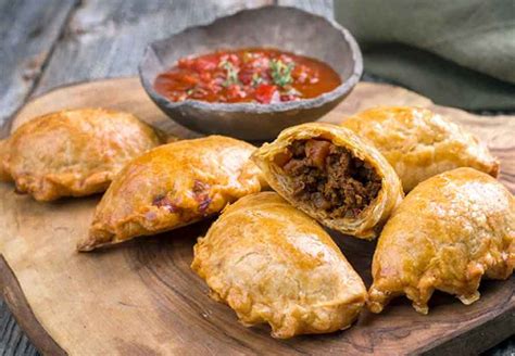 Empanada de carne con salsa barbacoa