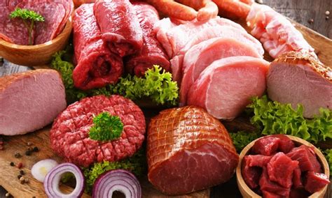 Variedad de productos cárnicos de cerdo