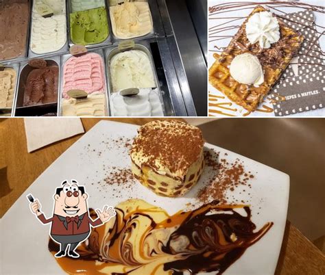 Interior de una heladería Crepes & Waffles con clientes
