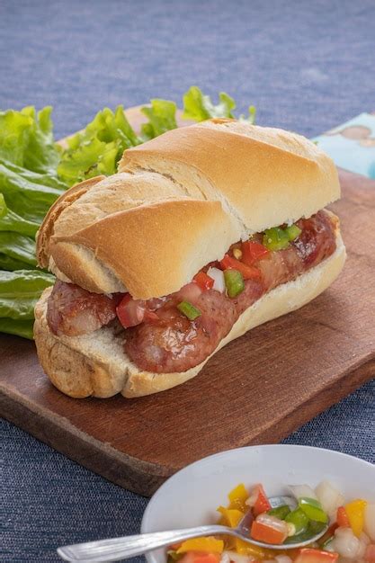 Choripan con salsa criolla