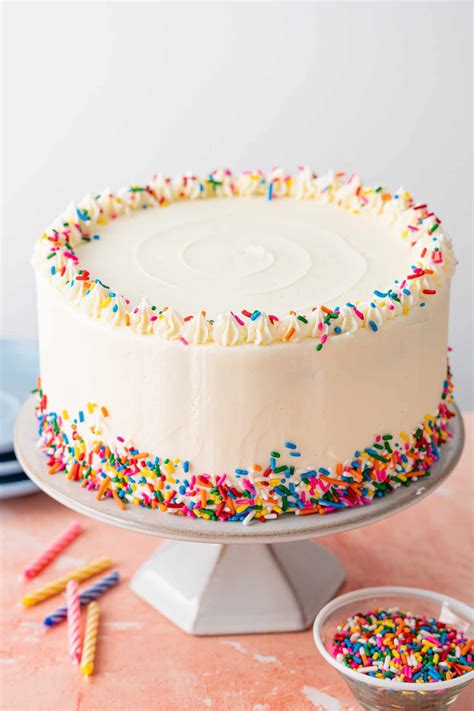 Decoración de pastel de cumpleaños con sprinkles