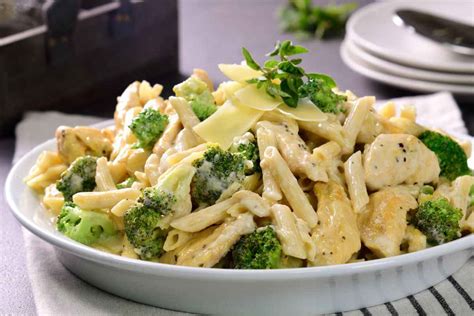 Ensalada de pasta con brócoli y pollo