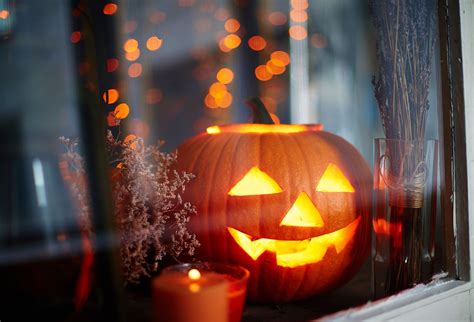 Calabazas de Halloween talladas con velas en su interior