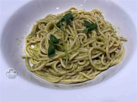 Espaguetis al limón caseros con albahaca
