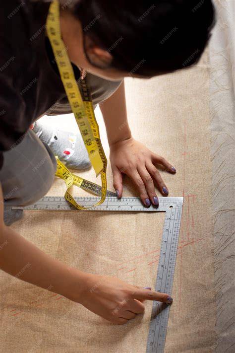 Mujer midiendo tela para un proyecto de costura