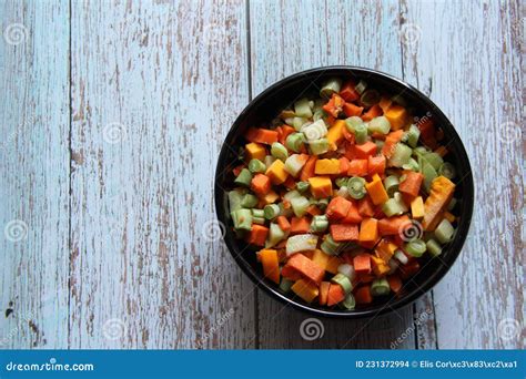 Calabazas frescas y cortadas en un tazón