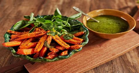Zanahorias asadas con pesto en una fuente