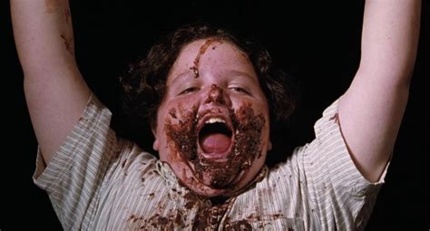 El niño Bruce Bogtrotter comiendo el pastel de chocolate en la película Matilda