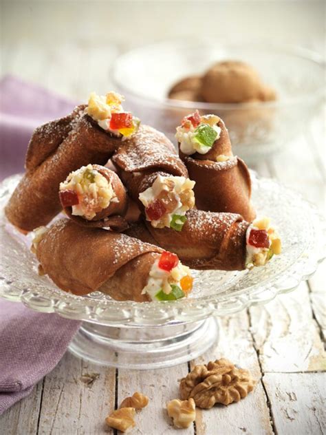 Cannoli sicilianos con ricotta y frutas confitadas