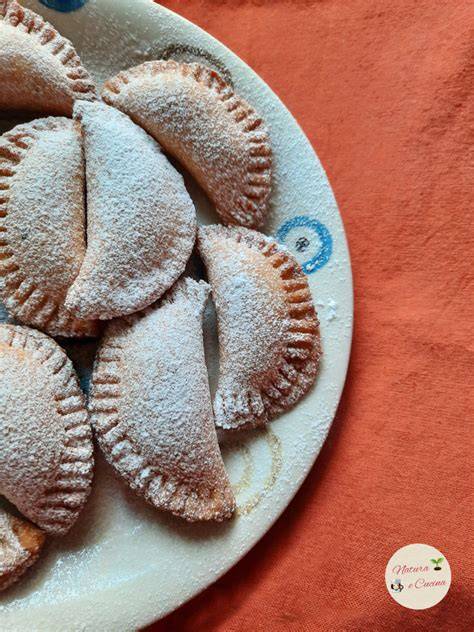 Ravioles dulces de ricotta fritos y espolvoreados con azúcar glas