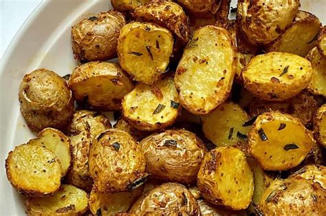 Patatas pequeñas cocidas y doradas