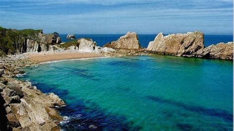 Vistas panorámicas de la playa de La Arnia con el restaurante en primer plano