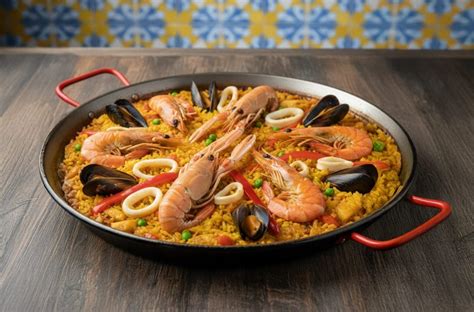 Detalle de una paella de marisco humeante con mariscos frescos