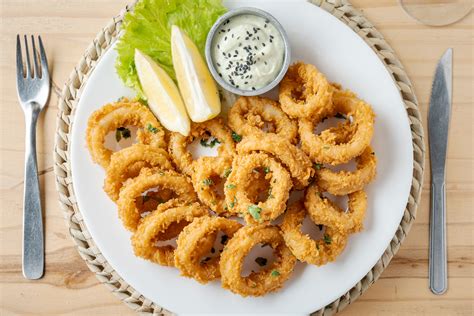 Variedad de entrantes típicos cántabros incluyendo rabas y croquetas