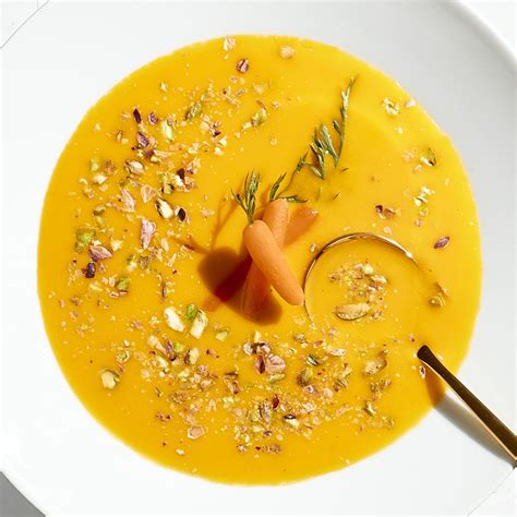 Plato de gazpacho de zanahoria con lomo embuchado