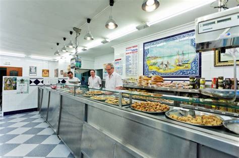 Interior de Freiduria Mayte Salseria con cocina a la vista