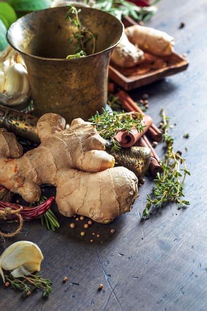 Raíz de jengibre, hierbas frescas y especias para infusiones