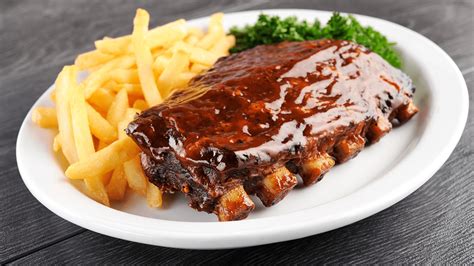 Plato de costillas de cerdo a la irlandesa con guarnición
