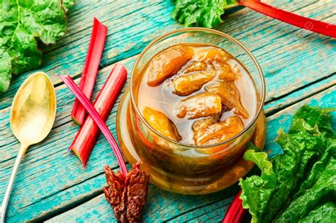 Salsa de ruibarbo casera en un cuenco