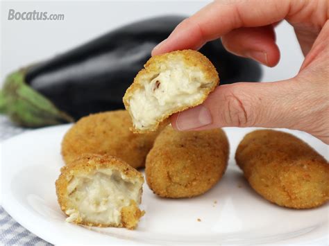 Croquetas de berenjena recién hechas en un plato