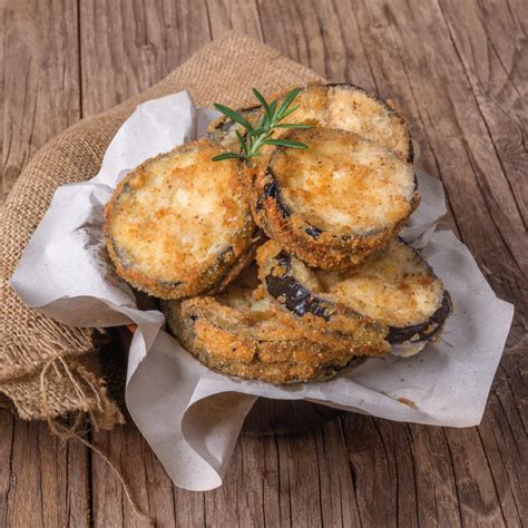 Croquetas de berenjena rebozadas listas para freír