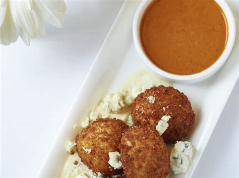 Varias salsas para acompañar croquetas en pequeños cuencos