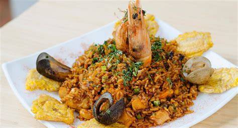 Ingredientes frescos para arroz marinero