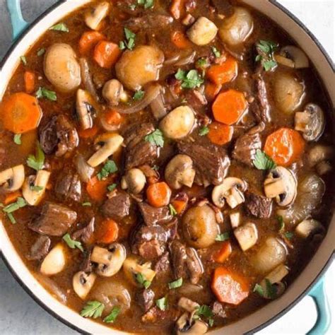 Estofado de carne con cerveza con hierbas aromáticas