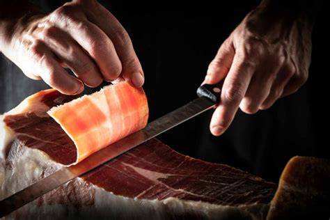 Imagen de un experto cortando jamón