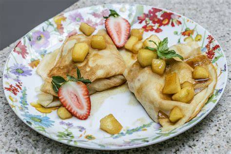 Crêpes dulces y saladas en un plato