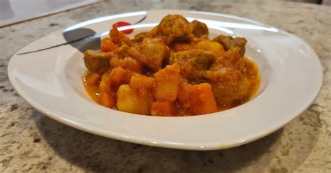 Guiso de magro con boniato y patata en un plato
