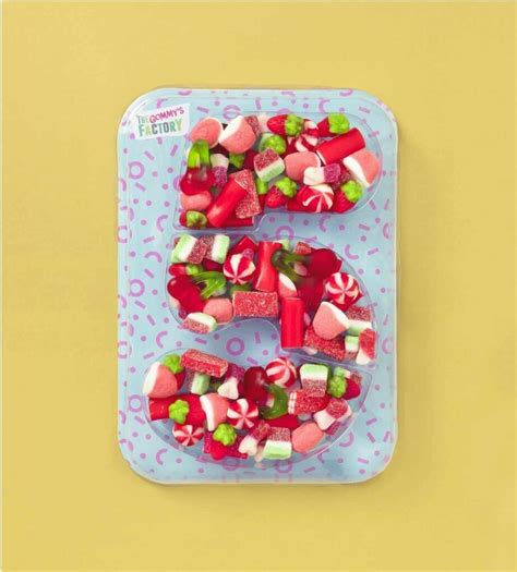 Tarta de chuches con forma de número 5