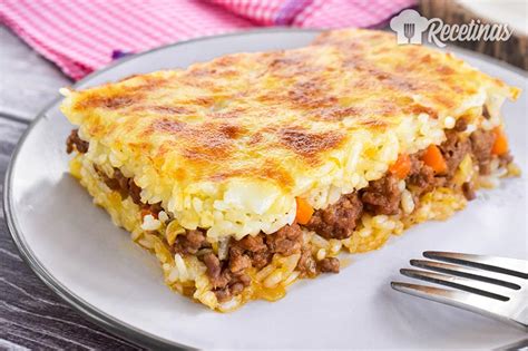 Corte transversal de un pastel de arroz y carne