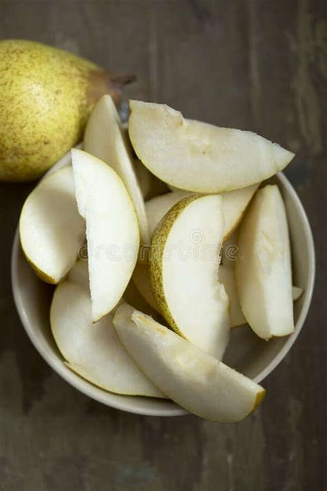 Peras cortadas en dados para hacer mermelada