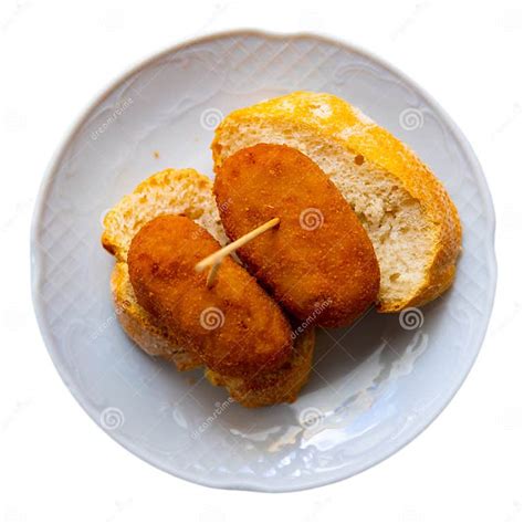 Croquetas de castañas servidas sobre pan con mermelada de pera