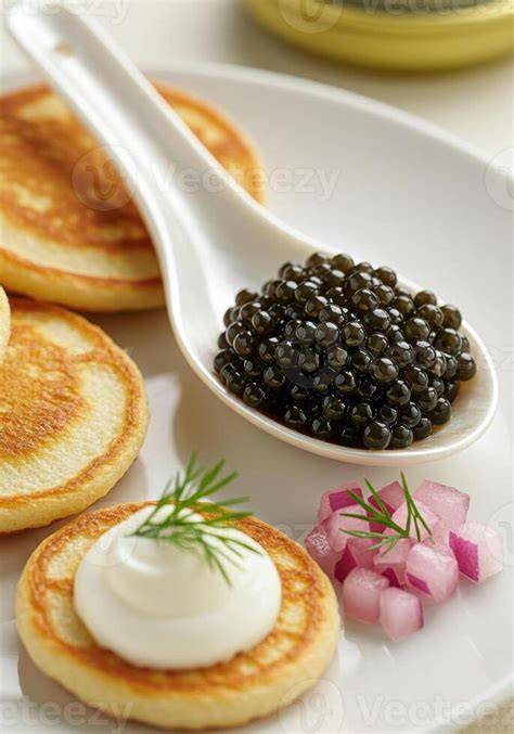 Caviar rojo servido en blinis