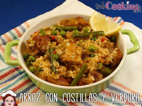 Arroz con costillas y verduras en paellera