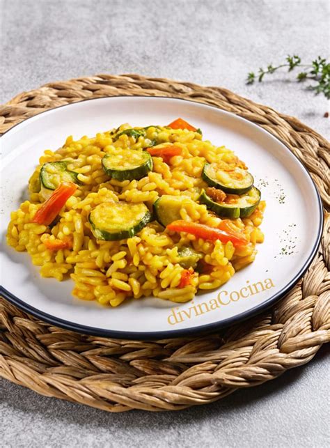 Arroz rehogándose con verduras y especias