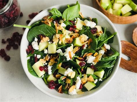 Variedad de ensaladas con manzana y almendras