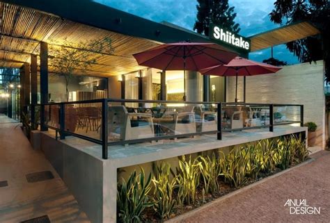 Terraza exterior de un restaurante con clientes