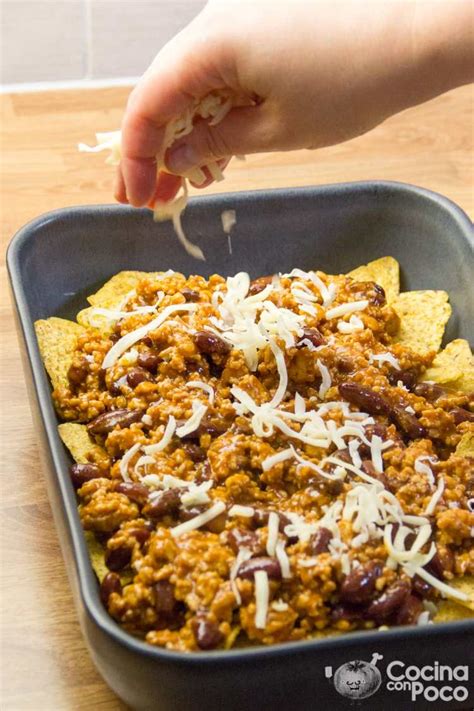 Queso fundiéndose en el horno sobre nachos