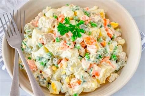 Recipiente con mayonesa ligera casera y verduras frescas