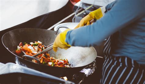 Persona cocinando crepes en una sartén