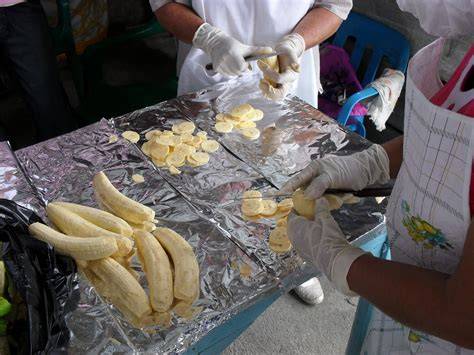 Proceso de fritura de plátanos machos