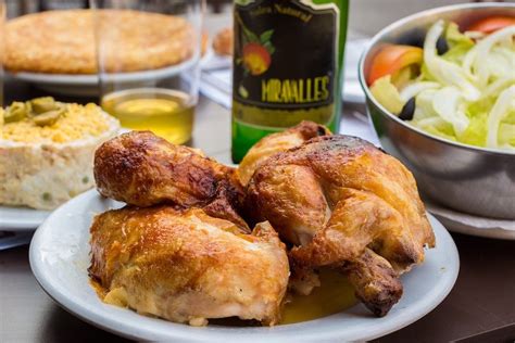Variedad de platos de Pollos Asados Hnos Ramírez