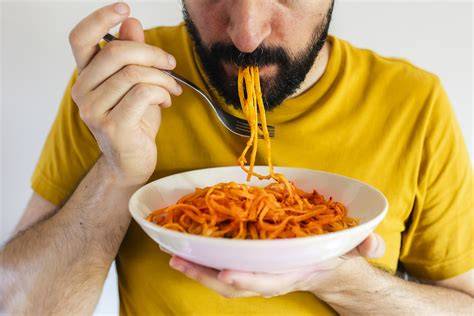 Corredor comiendo pasta
