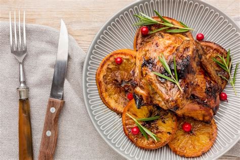 Pollo asado con rodajas de naranja y hierbas
