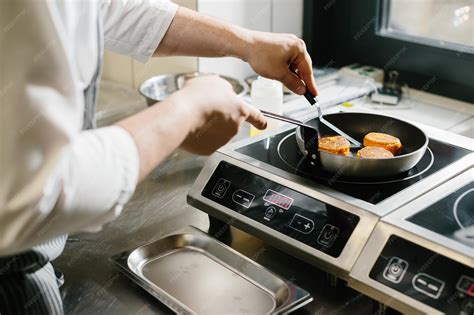 Persona friendo alimentos en una cocina