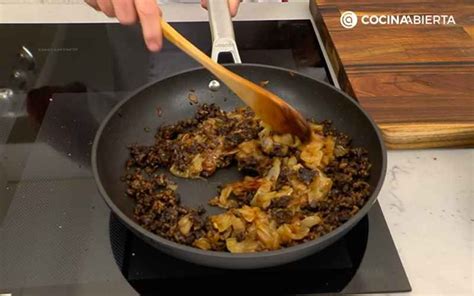 Morcilla en una sartén con cebolla