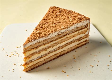 Bolo de bolacha en capas con crema y galletas